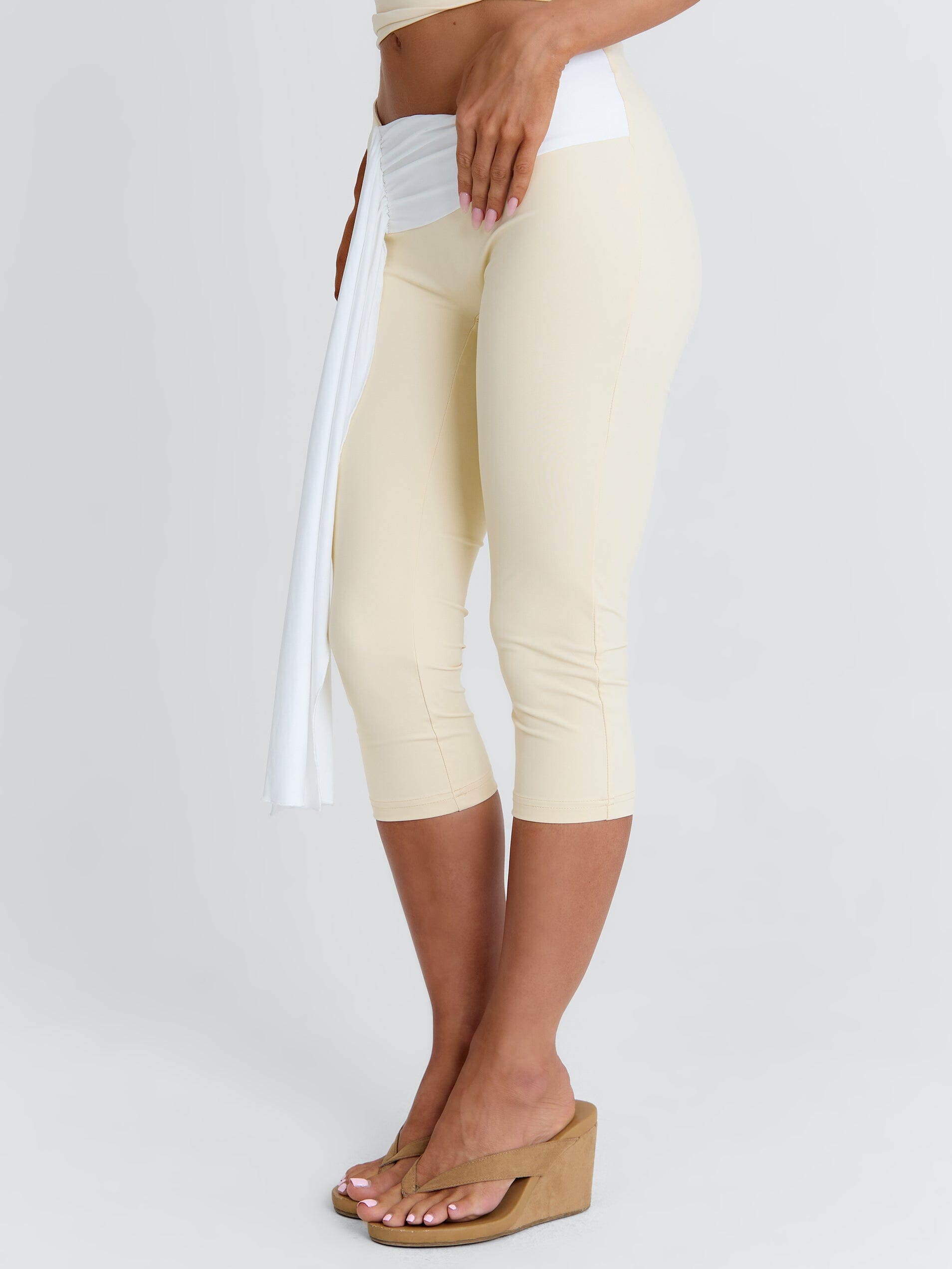 LINDAY CAPRI PANTS WHITE AND CREAM